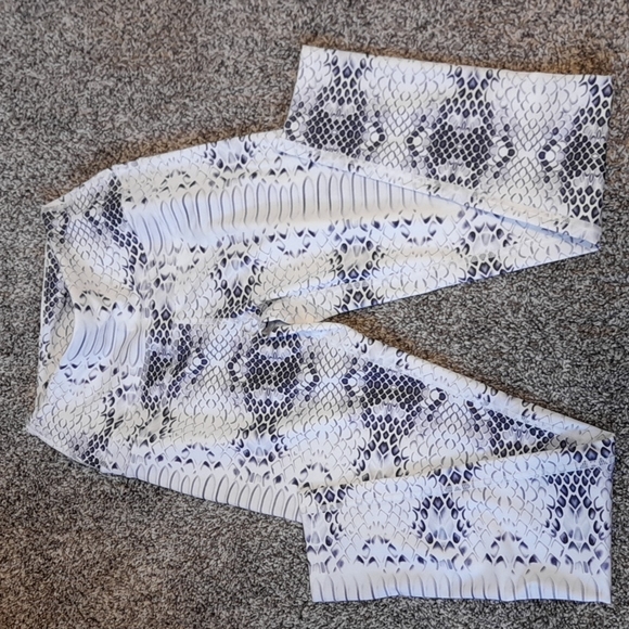 NWT Athletic Set Bra/leggings Snake skin print - Picture 4 of 4